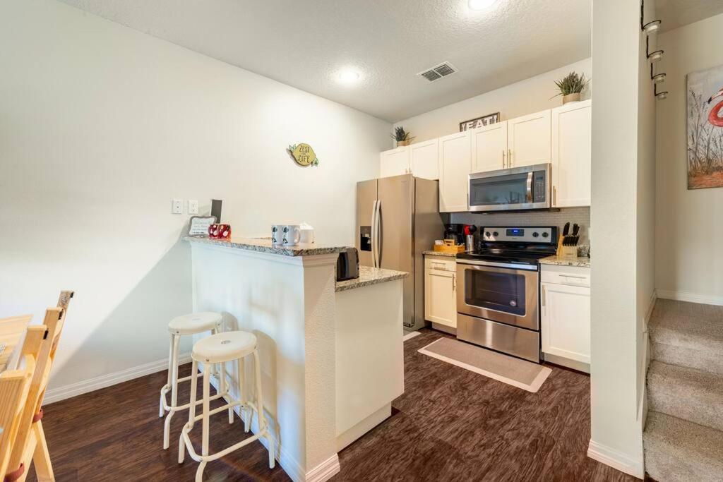 Super Comfy And Spacious 3 Bedroom 10 Minutes From Disney, With Major Shopping 4 Minutes Away キシミー エクステリア 写真